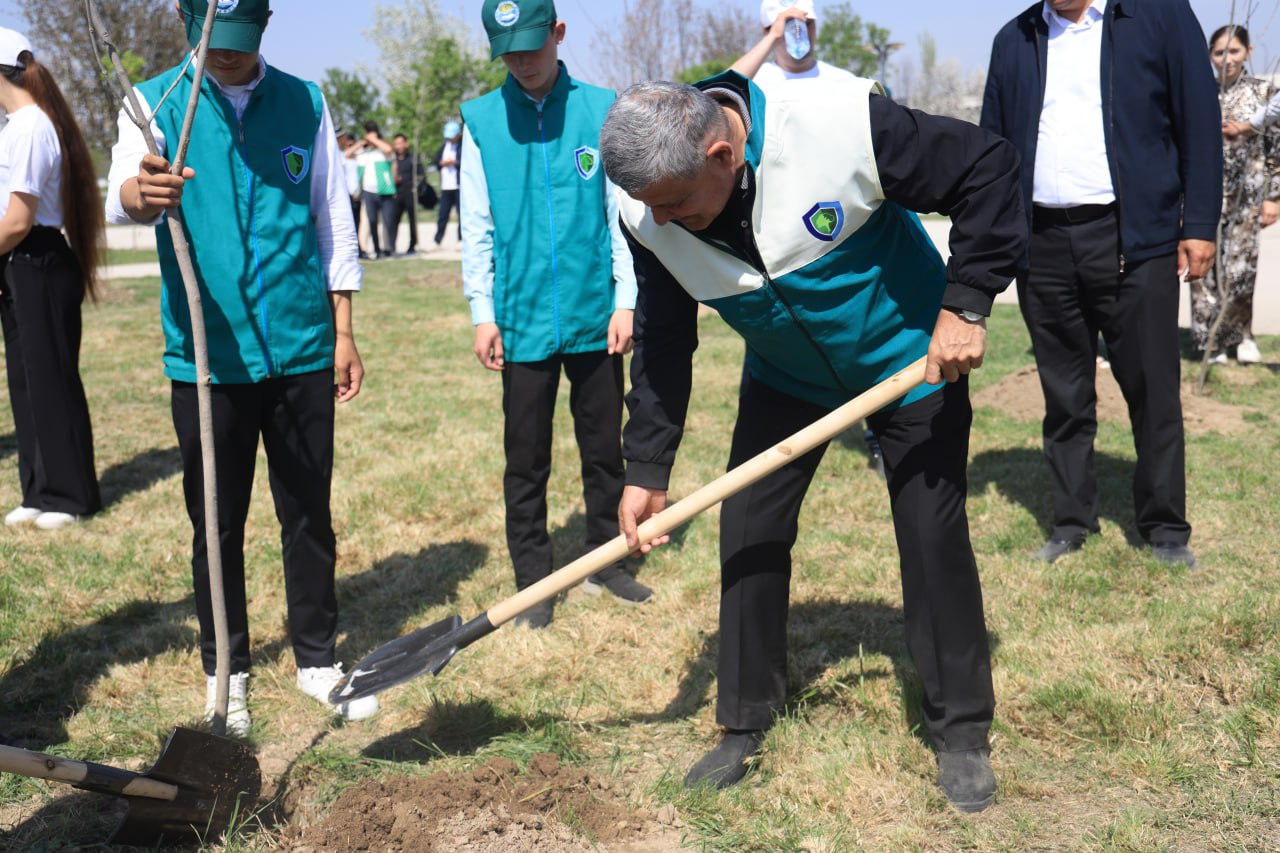 Namangan davlat universiteti rektori boshchiligidagi universitet jamoasi “Yashil makon” umummilliy loyihasi doirasida koʻchat ekish tadbirida ishtirok etdi. 6