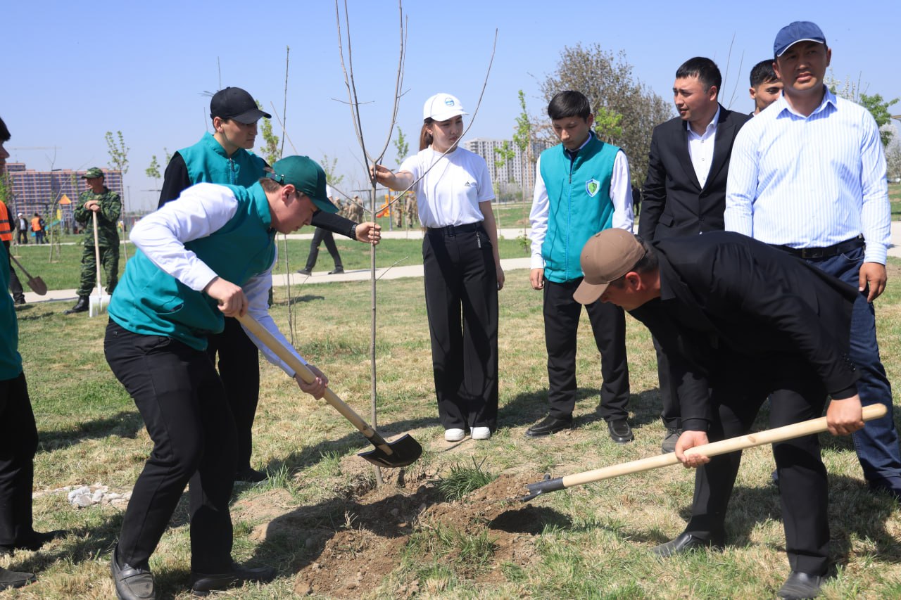 Namangan davlat universiteti rektori boshchiligidagi universitet jamoasi “Yashil makon” umummilliy loyihasi doirasida koʻchat ekish tadbirida ishtirok etdi. 7