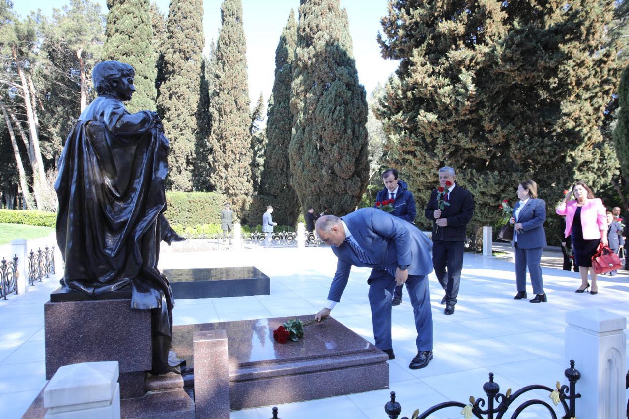 Namangan davlat universiteti delegatsiyasi Boku shahrida Haydar Aliyev xotirasini yod etdi 1