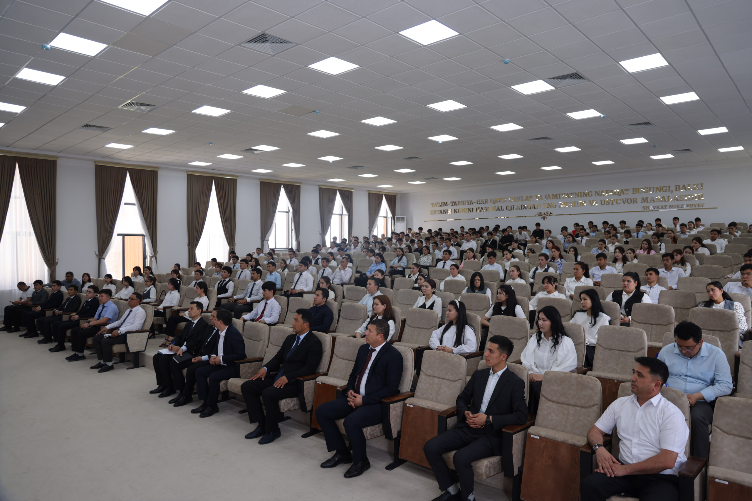 Namangan davlat universitetida “Konstitutsiya va yoshlar” mavzusida uchrashuv o‘tkazildi 3