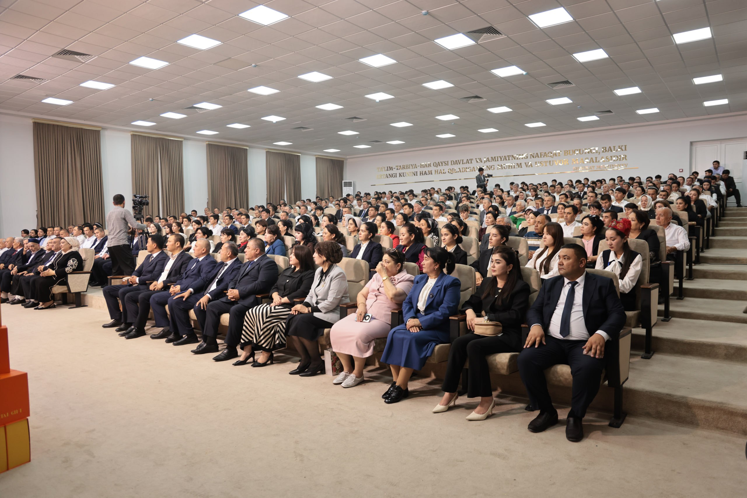 Namangan davlat universitetida 1-oktyabr — “O‘qituvchi va murabbiylar kuni” munosabati bilan tantanali bayram tadbiri o‘tkazildi 3